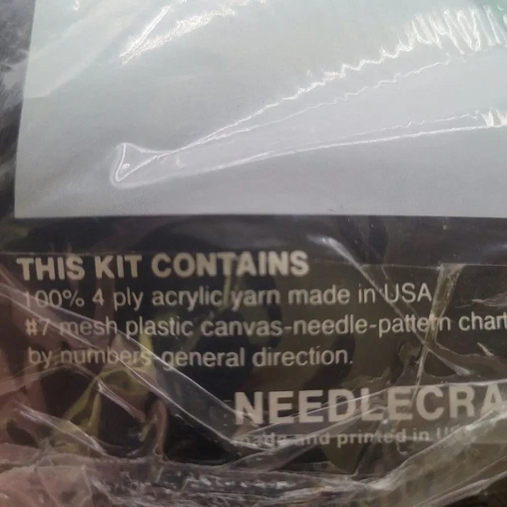 NEW NEEDLECRAFT ALA MODE Plastic Canvas Kit - English Cottage Paper Towel Holder